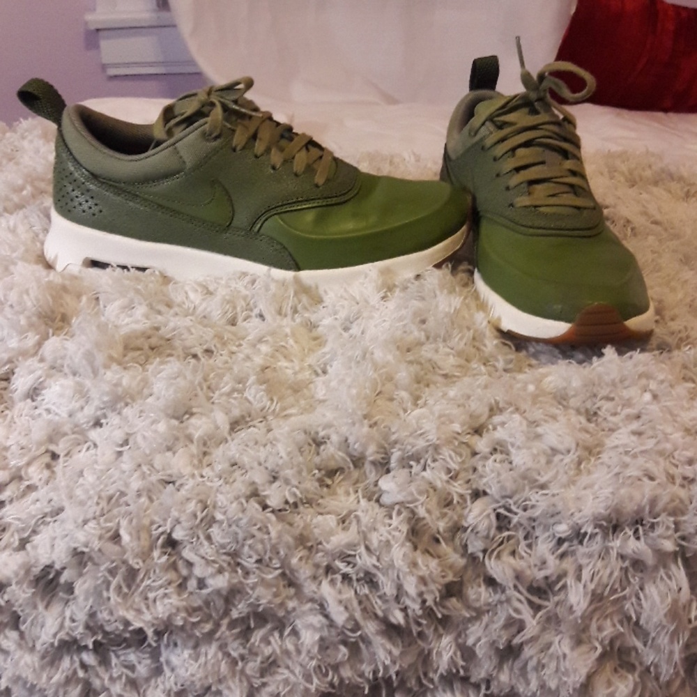 Nike Olive Max Theas